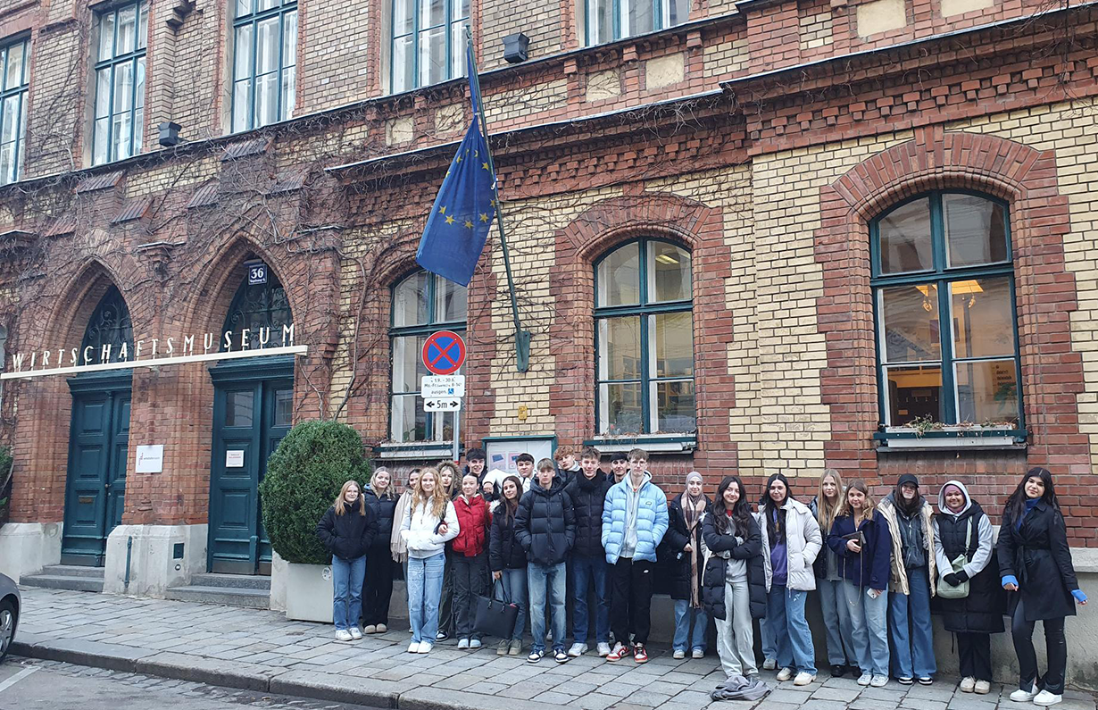 1DK Gruppenfoto vor dem Wirtschaftsmuseum Wien