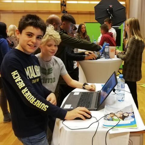 Besucher beim Messestand der BHAK Korneuburg